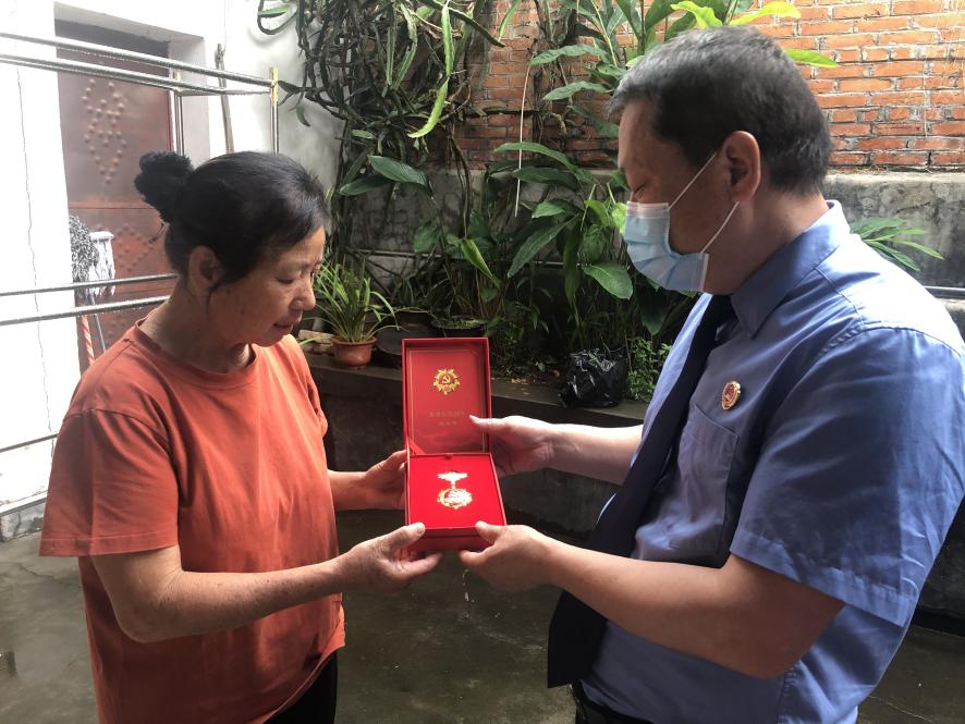 光榮在黨50年，瑞麗市檢察院為老黨員 發放紀念章